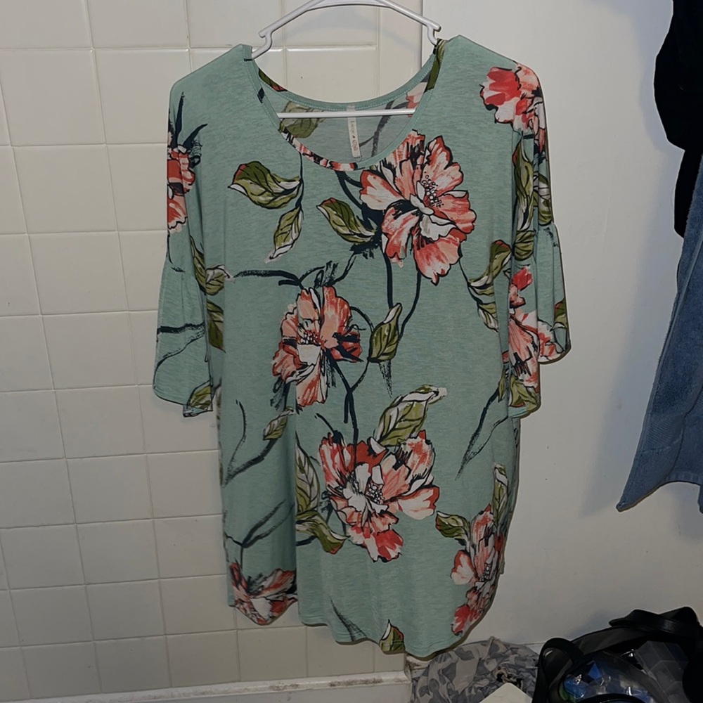 quarter length sleeve blouse blue w floral print